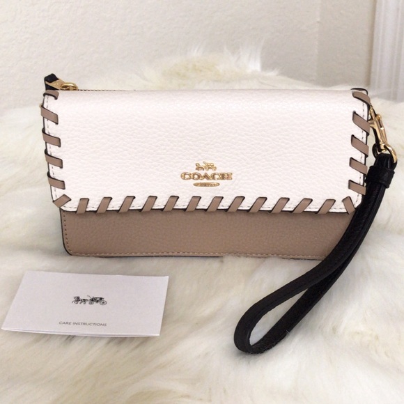 Coach Handbags - 💃COACH FOLODVER WRISTLET